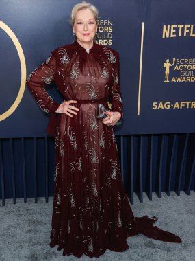 Prada giyen Meryl Streep, 24 Şubat 2024 'te ABD' nin Kaliforniya eyaletinin Los Angeles kentinde düzenlenen Shrine Konser Salonu ve Fuar Salonu 'nda düzenlenen 30.. 