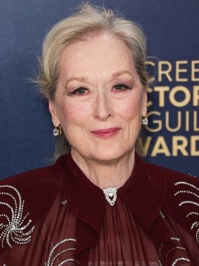 Prada giyen Meryl Streep, 24 Şubat 2024 'te ABD' nin Kaliforniya eyaletinin Los Angeles kentinde düzenlenen Shrine Konser Salonu ve Fuar Salonu 'nda düzenlenen 30.. 
