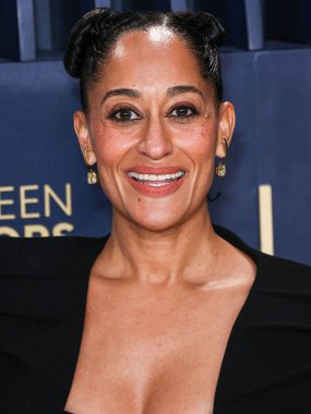 Balmain giyen Tracee Ellis Ross, 24 Şubat 2024 'te ABD' nin Kaliforniya eyaletinin Los Angeles kentinde düzenlenen Shrine Konser Salonu ve Fuar Salonu 'nda düzenlenen 30.. 