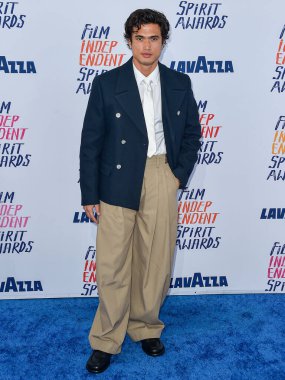 Charles Melton, Santa Monica Plajı 'nda 25 Şubat 2024' te düzenlenen 2024 Bağımsız Film Ruhu Ödülleri 'ne (39. Yıllık Bağımsız Ruh Ödülleri) ulaşır.. 