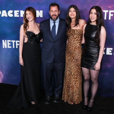 Jackie Sandler, Adam Sandler, Sunny Sandler ve Sadie Sandler 26 Şubat 2024 'te Hollywood Mısırlı Tiyatrosu' nda düzenlenen Netflix 'in' Spaceman 'inin Los Angeles Özel Gösterimi' ne geldiler.. 