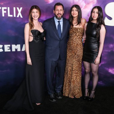 Jackie Sandler, Adam Sandler, Sunny Sandler ve Sadie Sandler 26 Şubat 2024 'te Hollywood Mısırlı Tiyatrosu' nda düzenlenen Netflix 'in' Spaceman 'inin Los Angeles Özel Gösterimi' ne geldiler.. 