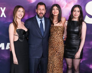 Jackie Sandler, Adam Sandler, Sunny Sandler ve Sadie Sandler 26 Şubat 2024 'te Hollywood Mısırlı Tiyatrosu' nda düzenlenen Netflix 'in' Spaceman 'inin Los Angeles Özel Gösterimi' ne geldiler.. 
