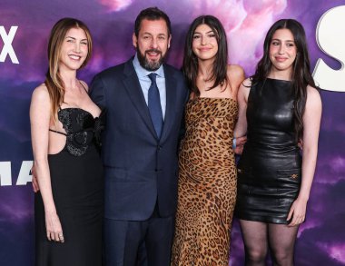 Jackie Sandler, Adam Sandler, Sunny Sandler ve Sadie Sandler 26 Şubat 2024 'te Hollywood Mısırlı Tiyatrosu' nda düzenlenen Netflix 'in' Spaceman 'inin Los Angeles Özel Gösterimi' ne geldiler.. 