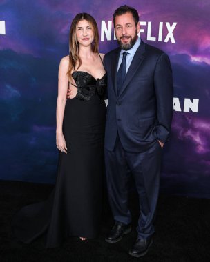 Jackie Sandler ve kocası Adam Sandler, Netflix 'in 26 Şubat 2024' te Hollywood 'daki Mısırlı Tiyatrosu' nda düzenlenen 'Spaceman' ın Los Angeles Özel Gösterimi 'ne geldiler..