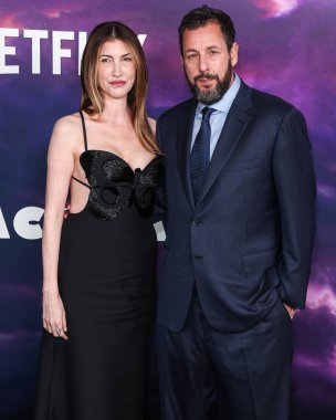 Jackie Sandler ve kocası Adam Sandler, Netflix 'in 26 Şubat 2024' te Hollywood 'daki Mısırlı Tiyatrosu' nda düzenlenen 'Spaceman' ın Los Angeles Özel Gösterimi 'ne geldiler.. 