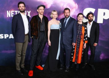 Michael Parets, Johan Renck, Carey Mulligan, Adam Sandler, Isabella Rossellini ve Kunal Nayyar, 26 Şubat 2024 'te Hollywood, Los Angeles' ta düzenlenen Netflix 'in' Spaceman 'inin Los Angeles özel gösterimine geldiler.