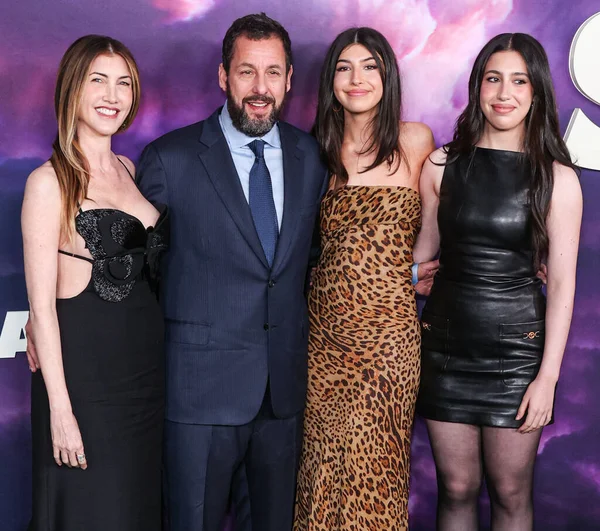 Jackie Sandler, Adam Sandler, Sunny Sandler ve Sadie Sandler 26 Şubat 2024 'te Hollywood Mısırlı Tiyatrosu' nda düzenlenen Netflix 'in' Spaceman 'inin Los Angeles Özel Gösterimi' ne geldiler.. 