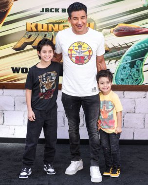 Dominic Lopez, Mario Lopez ve Santino Lopez, 3 Mart 2024 'te Los Angeles, Kaliforniya, ABD' de düzenlenen AMC 'de düzenlenen DreamWorks Animasyon ve Universal Pictures' Kung Fu Panda 4 'ün dünya prömiyerine geldiler.. 