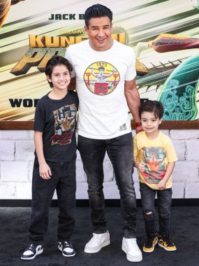 Dominic Lopez, Mario Lopez ve Santino Lopez, 3 Mart 2024 'te Los Angeles, Kaliforniya, ABD' de düzenlenen AMC 'de düzenlenen DreamWorks Animasyon ve Universal Pictures' Kung Fu Panda 4 'ün dünya prömiyerine geldiler.. 