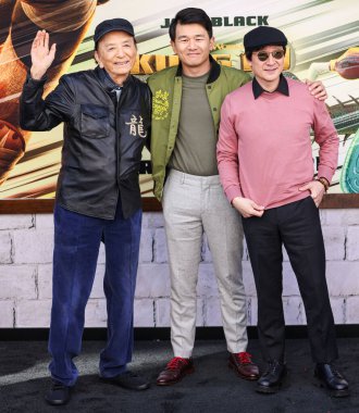 James Hong, Ronny Chieng ve Ke Huy Quan, 3 Mart 2024 'te Amerika Birleşik Devletleri' nin Kaliforniya eyaletinin Los Angeles şehrinde düzenlenen DreamWorks Animasyon ve Universal Pictures 'Kung Fu Panda 4' ün dünya prömiyerine geldiler.. 