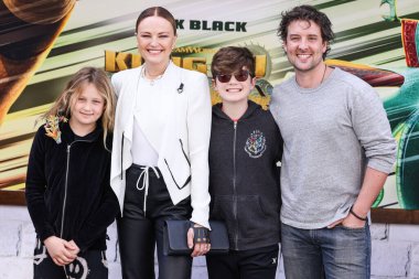 Sebastian Zincone, Malin Akerman ve Jack Donnelly 3 Mart 2024 'te Amerika Birleşik Devletleri' nin Los Angeles, Kaliforniya, ABD 'de bulunan The Grove 14' te düzenlenen DreamWorks Animasyon ve Universal Pictures 'Kung Fu Panda 4' ün dünya prömiyerine geldiler..