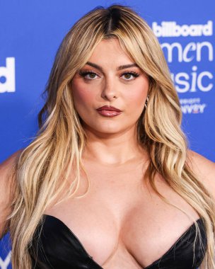 Bebe Rexha, 6 Mart 2024 'te Inglewood, Los Angeles, Kaliforniya, ABD' deki SoFi Stadyumu 'ndaki YouTube Tiyatrosu' nda düzenlenen 2024 Billboard Women in Music 'e geldi..