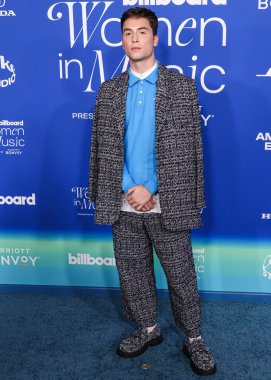 Benito Skinner, 6 Mart 2024 'te Inglewood, Los Angeles, Kaliforniya, ABD' deki SoFi Stadyumu 'ndaki YouTube Tiyatrosu' nda düzenlenen 2024 Billboard Women in Music 'e ulaştı..