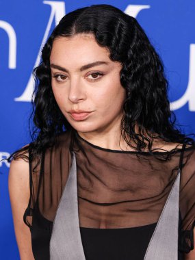 Charli XCX, 6 Mart 2024 tarihinde Inglewood, Los Angeles, Kaliforniya, ABD 'de bulunan SoFi Stadyumu' ndaki YouTube tiyatrosunda düzenlenen 2024 Billboard Women in Music 'e ulaşır..