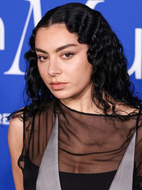 Charli XCX, 6 Mart 2024 tarihinde Inglewood, Los Angeles, Kaliforniya, ABD 'de bulunan SoFi Stadyumu' ndaki YouTube tiyatrosunda düzenlenen 2024 Billboard Women in Music 'e ulaşır..