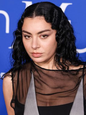Charli XCX, 6 Mart 2024 tarihinde Inglewood, Los Angeles, Kaliforniya, ABD 'de bulunan SoFi Stadyumu' ndaki YouTube tiyatrosunda düzenlenen 2024 Billboard Women in Music 'e ulaşır..