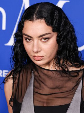 Charli XCX, 6 Mart 2024 tarihinde Inglewood, Los Angeles, Kaliforniya, ABD 'de bulunan SoFi Stadyumu' ndaki YouTube tiyatrosunda düzenlenen 2024 Billboard Women in Music 'e ulaşır..