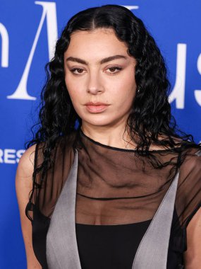 Charli XCX, 6 Mart 2024 tarihinde Inglewood, Los Angeles, Kaliforniya, ABD 'de bulunan SoFi Stadyumu' ndaki YouTube tiyatrosunda düzenlenen 2024 Billboard Women in Music 'e ulaşır..