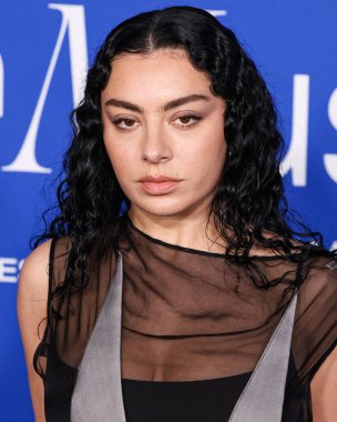 Charli XCX, 6 Mart 2024 tarihinde Inglewood, Los Angeles, Kaliforniya, ABD 'de bulunan SoFi Stadyumu' ndaki YouTube tiyatrosunda düzenlenen 2024 Billboard Women in Music 'e ulaşır..