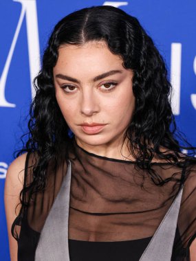 Charli XCX, 6 Mart 2024 tarihinde Inglewood, Los Angeles, Kaliforniya, ABD 'de bulunan SoFi Stadyumu' ndaki YouTube tiyatrosunda düzenlenen 2024 Billboard Women in Music 'e ulaşır..