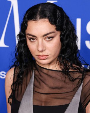 Charli XCX, 6 Mart 2024 tarihinde Inglewood, Los Angeles, Kaliforniya, ABD 'de bulunan SoFi Stadyumu' ndaki YouTube tiyatrosunda düzenlenen 2024 Billboard Women in Music 'e ulaşır..