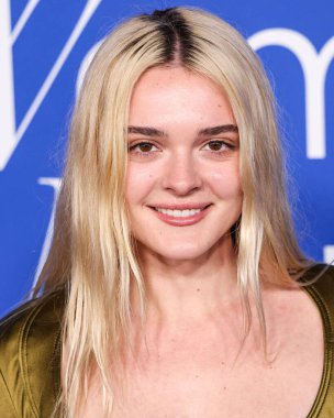 Charlotte Lawrence, 6 Mart 2024 'te Inglewood, Los Angeles, Kaliforniya, ABD' deki SoFi Stadyumu 'ndaki YouTube Tiyatrosu' nda düzenlenen 2024 Billboard Women in Music 'e ulaştı..