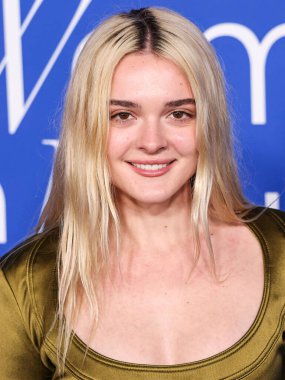 Charlotte Lawrence, 6 Mart 2024 'te Inglewood, Los Angeles, Kaliforniya, ABD' deki SoFi Stadyumu 'ndaki YouTube Tiyatrosu' nda düzenlenen 2024 Billboard Women in Music 'e ulaştı..