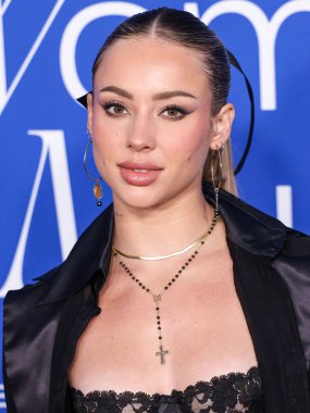 Charly Jordan, 6 Mart 2024 'te Inglewood, Los Angeles, Kaliforniya, ABD' deki SoFi Stadyumu 'ndaki YouTube Tiyatrosu' nda düzenlenen 2024 Billboard Women in Music 'e geldi..