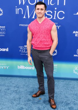 Chris Olsen, 6 Mart 2024 tarihinde Inglewood, Los Angeles, Kaliforniya, ABD 'deki SoFi Stadyumu' ndaki YouTube Tiyatrosu 'nda düzenlenen 2024 Billboard Women in Music' e geldi.. 