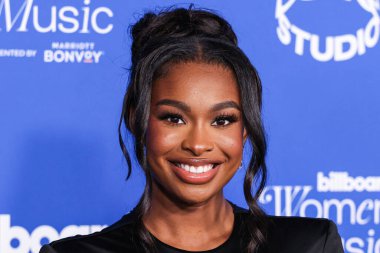 Annakiki SS24 RTW giyen Coco Jones, 6 Mart 2024 'te Inglewood, Los Angeles, Kaliforniya, ABD' deki SoFi Stadyumu 'ndaki YouTube Tiyatrosu' nda düzenlenen 2024 Billboard Women in Music 'e ulaştı..