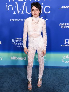 Emily Estefan, 6 Mart 2024 'te Inglewood, Los Angeles, Kaliforniya, ABD' deki SoFi Stadyumu 'ndaki YouTube Tiyatrosu' nda düzenlenen 2024 Billboard Women in Music 'e geldi..