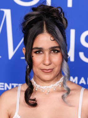 Gemeny Hernandez, 6 Mart 2024 tarihinde Inglewood, Los Angeles, Kaliforniya, ABD 'deki SoFi Stadyumu' ndaki YouTube tiyatrosunda düzenlenen 2024 Billboard Women in Music 'e ulaşır..