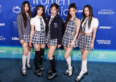 Güney Koreli kız grubu NewJeans 'dan Hyein, Hanni Pham, Minji, Danielle Marsh ve Haerin, 6 Mart 2024' te Inglewood, Los Angeles, Kaliforniya, ABD 'de bulunan SoFi Stadyumu' ndaki YouTube Tiyatrosu 'nda düzenlenen 2024 Billboard Woman In Music' e geldiler..