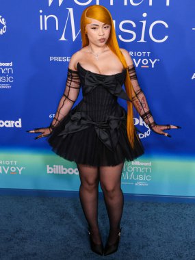 Ice Spice, 6 Mart 2024 'te Inglewood, Los Angeles, Kaliforniya, ABD' deki SoFi Stadyumu 'ndaki YouTube Tiyatrosu' nda düzenlenen 2024 Billboard Women in Music 'e ulaştı..