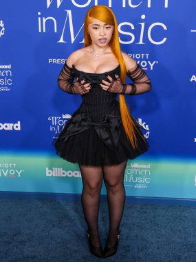 Ice Spice, 6 Mart 2024 'te Inglewood, Los Angeles, Kaliforniya, ABD' deki SoFi Stadyumu 'ndaki YouTube Tiyatrosu' nda düzenlenen 2024 Billboard Women in Music 'e ulaştı..