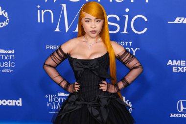 Ice Spice, 6 Mart 2024 'te Inglewood, Los Angeles, Kaliforniya, ABD' deki SoFi Stadyumu 'ndaki YouTube Tiyatrosu' nda düzenlenen 2024 Billboard Women in Music 'e ulaştı..