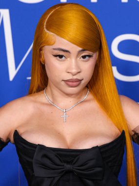 Ice Spice, 6 Mart 2024 'te Inglewood, Los Angeles, Kaliforniya, ABD' deki SoFi Stadyumu 'ndaki YouTube Tiyatrosu' nda düzenlenen 2024 Billboard Women in Music 'e ulaştı..