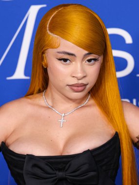 Ice Spice, 6 Mart 2024 'te Inglewood, Los Angeles, Kaliforniya, ABD' deki SoFi Stadyumu 'ndaki YouTube Tiyatrosu' nda düzenlenen 2024 Billboard Women in Music 'e ulaştı..