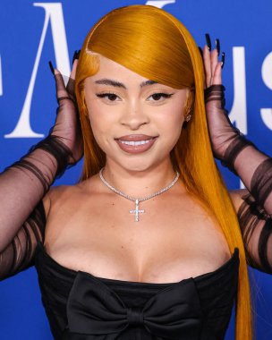 Ice Spice, 6 Mart 2024 'te Inglewood, Los Angeles, Kaliforniya, ABD' deki SoFi Stadyumu 'ndaki YouTube Tiyatrosu' nda düzenlenen 2024 Billboard Women in Music 'e ulaştı..