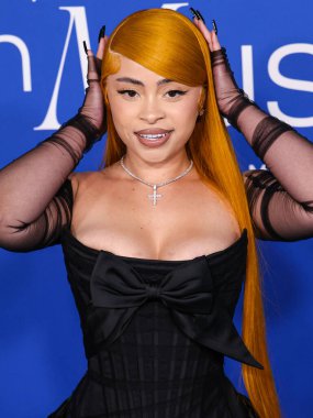 Ice Spice, 6 Mart 2024 'te Inglewood, Los Angeles, Kaliforniya, ABD' deki SoFi Stadyumu 'ndaki YouTube Tiyatrosu' nda düzenlenen 2024 Billboard Women in Music 'e ulaştı..