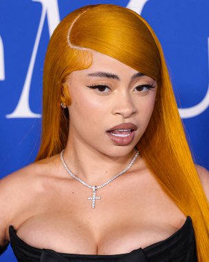 Ice Spice, 6 Mart 2024 'te Inglewood, Los Angeles, Kaliforniya, ABD' deki SoFi Stadyumu 'ndaki YouTube Tiyatrosu' nda düzenlenen 2024 Billboard Women in Music 'e ulaştı..