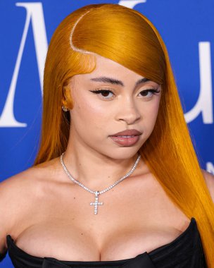 Ice Spice, 6 Mart 2024 'te Inglewood, Los Angeles, Kaliforniya, ABD' deki SoFi Stadyumu 'ndaki YouTube Tiyatrosu' nda düzenlenen 2024 Billboard Women in Music 'e ulaştı..
