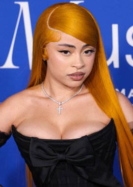 Ice Spice, 6 Mart 2024 'te Inglewood, Los Angeles, Kaliforniya, ABD' deki SoFi Stadyumu 'ndaki YouTube Tiyatrosu' nda düzenlenen 2024 Billboard Women in Music 'e ulaştı..