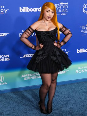 Ice Spice, 6 Mart 2024 'te Inglewood, Los Angeles, Kaliforniya, ABD' deki SoFi Stadyumu 'ndaki YouTube Tiyatrosu' nda düzenlenen 2024 Billboard Women in Music 'e ulaştı..