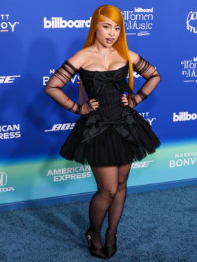 Ice Spice, 6 Mart 2024 'te Inglewood, Los Angeles, Kaliforniya, ABD' deki SoFi Stadyumu 'ndaki YouTube Tiyatrosu' nda düzenlenen 2024 Billboard Women in Music 'e ulaştı..