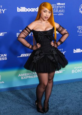 Ice Spice, 6 Mart 2024 'te Inglewood, Los Angeles, Kaliforniya, ABD' deki SoFi Stadyumu 'ndaki YouTube Tiyatrosu' nda düzenlenen 2024 Billboard Women in Music 'e ulaştı..
