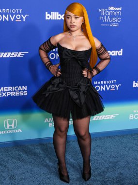 Ice Spice, 6 Mart 2024 'te Inglewood, Los Angeles, Kaliforniya, ABD' deki SoFi Stadyumu 'ndaki YouTube Tiyatrosu' nda düzenlenen 2024 Billboard Women in Music 'e ulaştı..