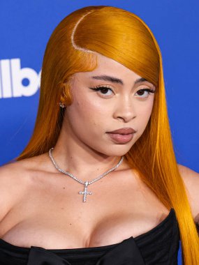 Ice Spice, 6 Mart 2024 'te Inglewood, Los Angeles, Kaliforniya, ABD' deki SoFi Stadyumu 'ndaki YouTube Tiyatrosu' nda düzenlenen 2024 Billboard Women in Music 'e ulaştı..