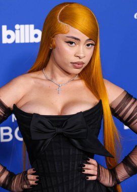 Ice Spice, 6 Mart 2024 'te Inglewood, Los Angeles, Kaliforniya, ABD' deki SoFi Stadyumu 'ndaki YouTube Tiyatrosu' nda düzenlenen 2024 Billboard Women in Music 'e ulaştı..